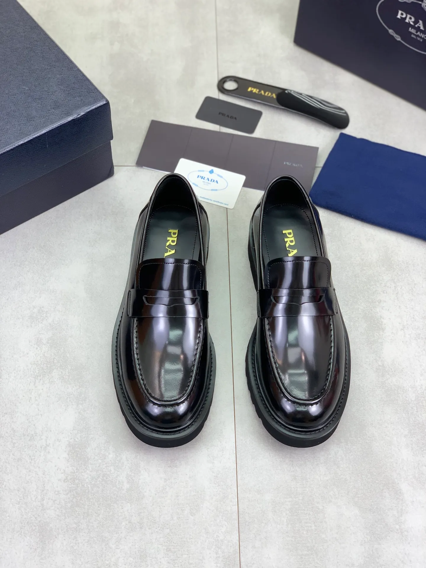 Factory price P880💰Original quality, top version🔱 ＰＲＡＤＡPrada. Men’s business casual leather shoes, top quality products. 1:1 shipment⬆️Luxurious and noble👞All imported original color-brushed edge beads, just to create a more comfortable wearing experience. Upper: Original comfortable open-edge bead rubbed color calfskin➕Top imported water-dyed full cow lining, original high-end lightweight and comfortable TPU foam combination bottom✔️Code number: 39-44 (38 45) 46 47 can be customized)